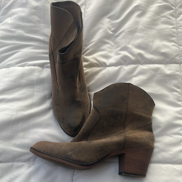 Women’s booties - Picture 2 of 5